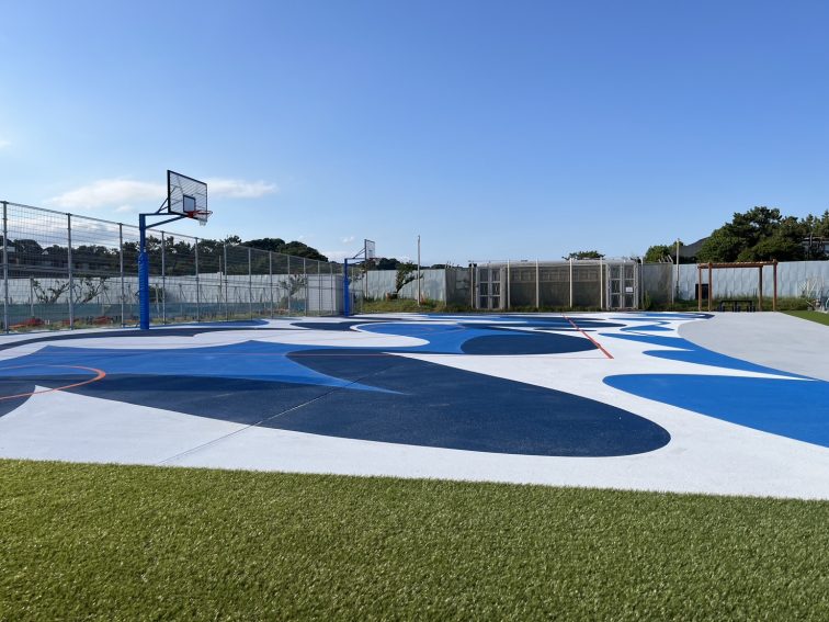 鎌倉海浜公園由比ヶ浜地区_3on3バスケットパークが海洋環境へ配慮した人工芝を導入