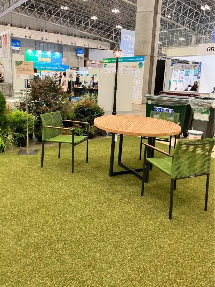 海でも土でも生分解する人工芝「Re Green Grass UMI」をイベント会場のパークカフェに導入