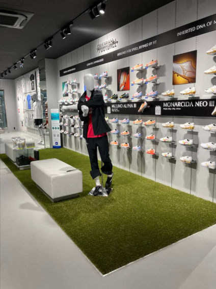 「MIZUNO OSAKA SHINSAIBASHI」に海でも土でも生分解する人工芝「Re Green Grass UMI」を導入